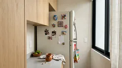 ¿Los imanes en la puerta del refrigerador aumentan el recibo de luz? Esto es lo que realmente pasa