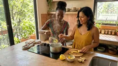 ¿Tiras la cáscara de limón? Hiérvela con canela y jengibre para perfumar tu casa (y úsala con estas precauciones)