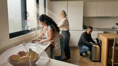 ¿De verdad funcionan las bolsas con agua para ahuyentar moscas? Prueba rápida y el plan que sí baja la plaga