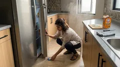 Cucarachas en la cocina: el truco de cebolla con bicarbonato y el detalle de limpieza que marca la diferencia