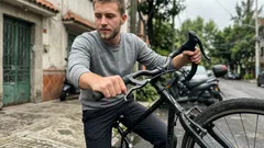 “La vida es como andar en bicicleta”: lo que Einstein quería decir (y cómo aplicarlo cuando todo se siente incierto)