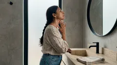 Hábitos y cuidados diarios para el cuello después de los 50 (los que muchos pasan por alto)